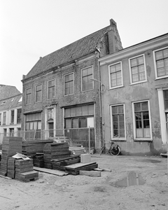 880683 Gezicht op de voorgevel van het vervallen pand Jeruzalemstraat 7 te Utrecht, dat gerestaureerd zal gaan worden, ...